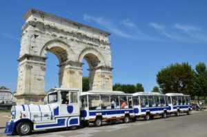 Petit train et Arc de Germanicus